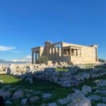 Colunas de pedra da Acropole recortadas contra o ceu