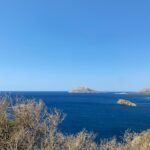 Mar aberto de aguas azuis sob ceu claro