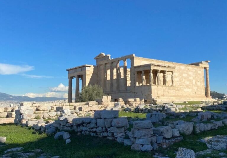 Colunas de pedra da Acropole recortadas contra o ceu