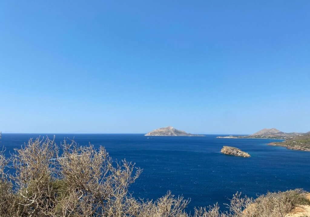 Mar aberto de aguas azuis sob ceu claro
